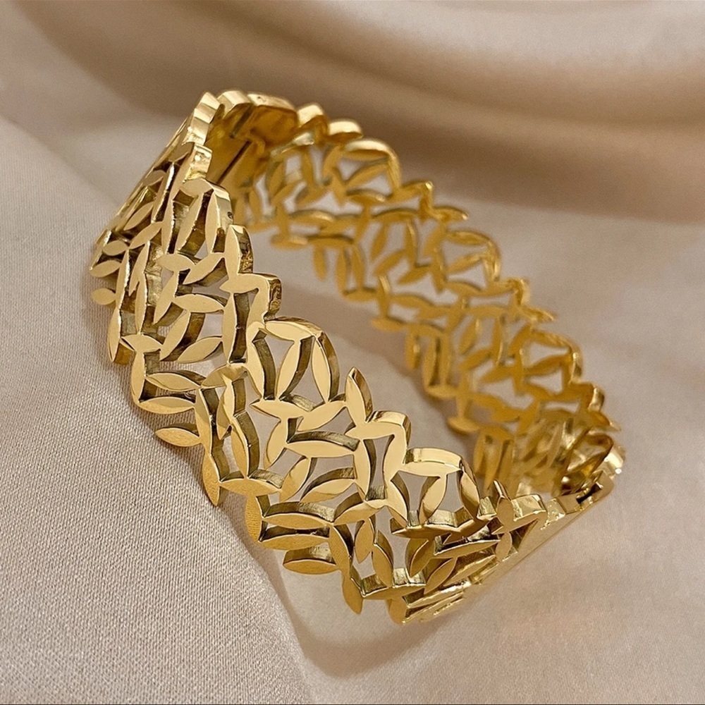 Hypoallergenic waterproof  bangle Bracelet